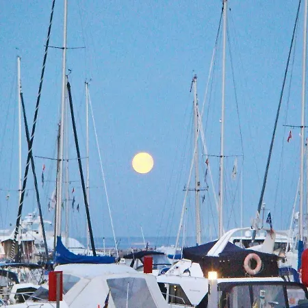 Σπίτι διακοπών 4 Person In *